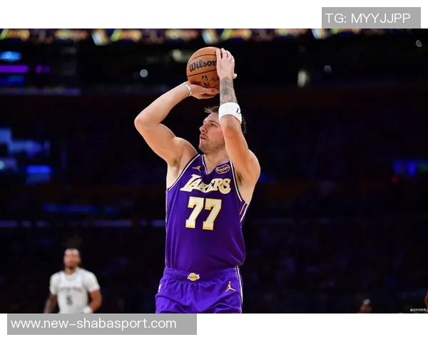 东契奇称赞字母哥争抢球权展现尊重裁判初始态度引发热议 东契奇称赞字母哥争抢球权展现尊重裁判初始态度引发热议