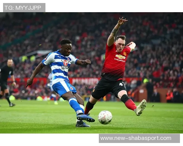 琼斯谈利马伤势恢复情况卢克肖在左中卫位置展现出良好状态 琼斯谈利马伤势恢复情况卢克肖在左中卫位置展现出良好状态