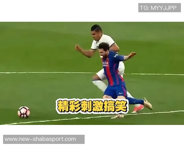 梅西怒斥裁判任意球争议现场频繁摆球与手势互动引发热议