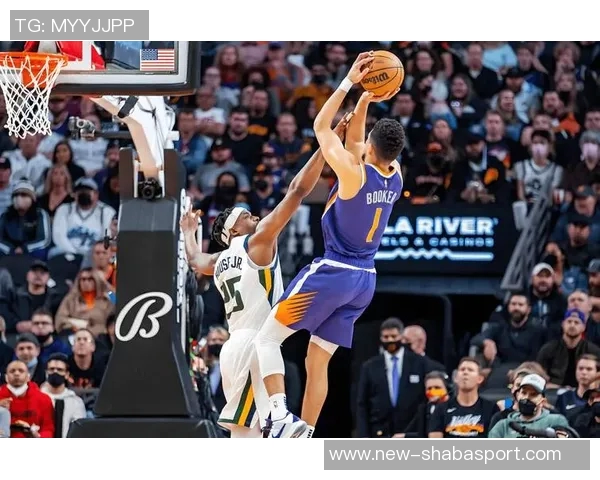 布克全能表现助力球队胜利14投7中贡献21分11助攻正负值高达21 布克全能表现助力球队胜利14投7中贡献21分11助攻正负值高达21