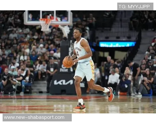 米切尔赛后失落情绪明显罕见不接受采访专注手机发呆状态引发关注